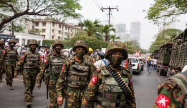 armata ucide civili cu bombe aruncate din paramotoare