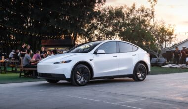 Tesla a lansat două versiuni Model Y și Model 3 pentru a recâștiga clienți. Ce prețuri au și care este autonomia lor