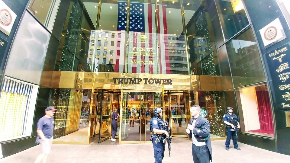 „Pot să mă întâlnesc cu Eric?” / Un microfon lăsat deschis naște întrebări legate de posibile afaceri ale Trump Organization