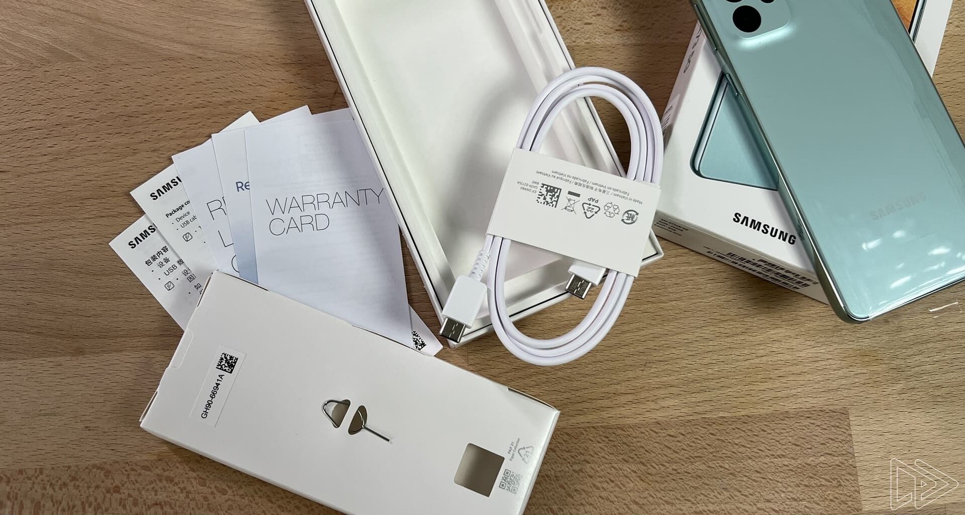 După încărcător, terminalele smartphone rămân și fără cablu USB în cutie