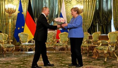 Angela Merkel, criticată dur în ţările baltice şi Polonia după ce fostul cancelar german a sugerat că acestea au o parte din vină pentru invazia Rusiei în Ucraina