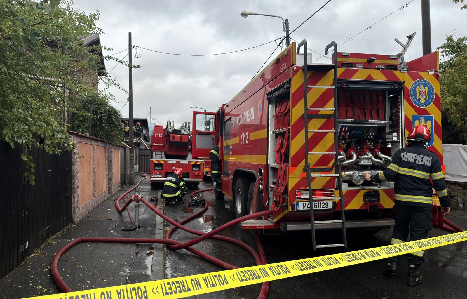 Incendiu cu flacără şi degajări mari de fum la acoperişul unor locuinţe din Capitală