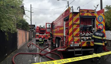 Incendiu cu flacără şi degajări mari de fum la acoperişul unor locuinţe din Capitală