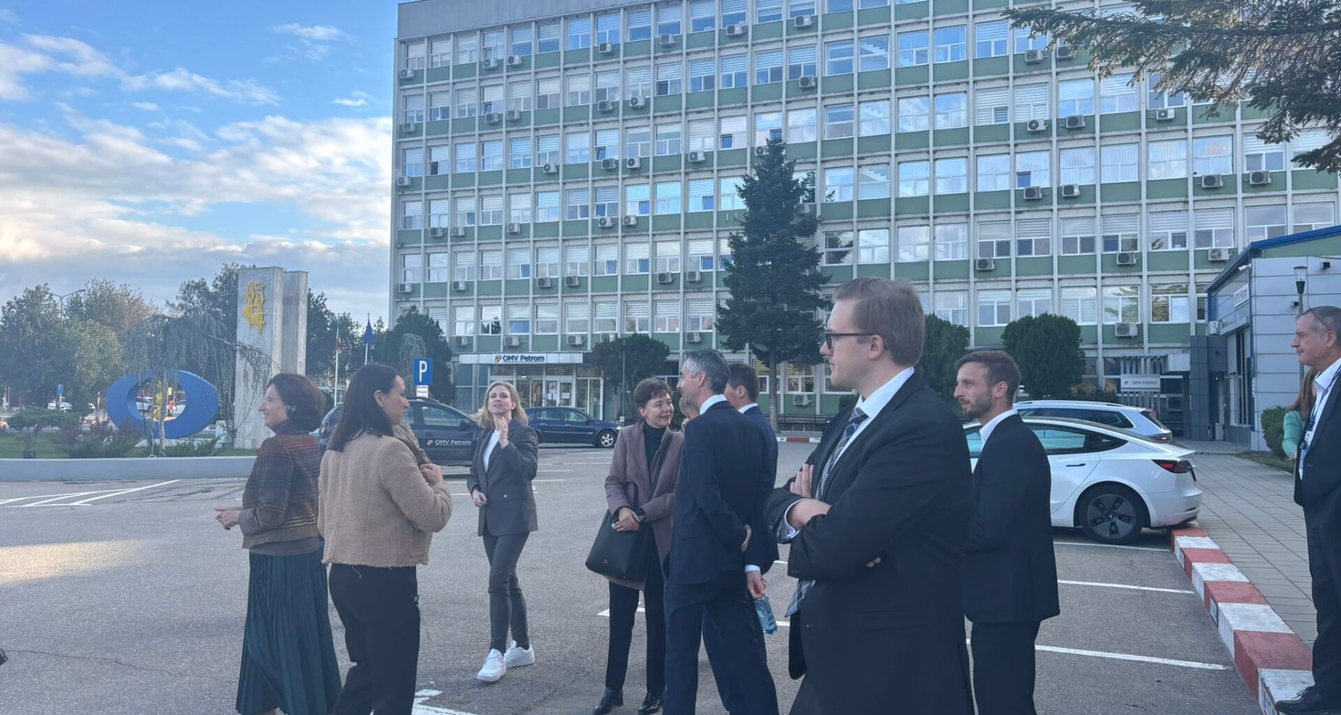 Ministrul de Externe austriac, în vizită la Rafinăria Petrobrazi. „Suntem foarte mândri că avem aceste legături economice puternice”. Ce spune șefa diplomației despre Neptun Deep