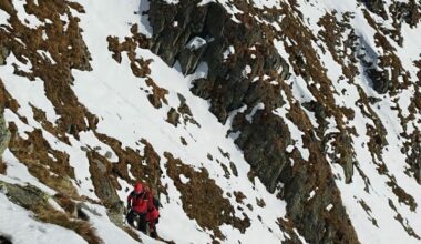 Doi turiști au murit după ce au căzut sute de metri pe o pantă în Munții Făgăraș