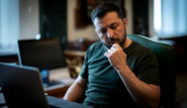 Războiul din Ucraina, ziua 1.326. Zelenski vrea să protejeze infrastructura energetică, însă nu știe cum / Dronele rusești au lovit vehiculele unei companii energetice din regiunea Cernihiv / Alimentarea cu energie electrică, restabilită la Kiev