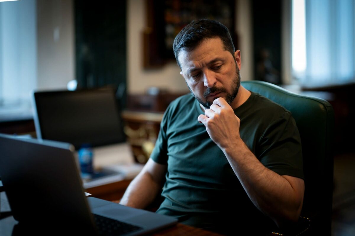 Războiul din Ucraina, ziua 1.326. Zelenski vrea să protejeze infrastructura energetică, însă nu știe cum / Dronele rusești au lovit vehiculele unei companii energetice din regiunea Cernihiv / Alimentarea cu energie electrică, restabilită la Kiev