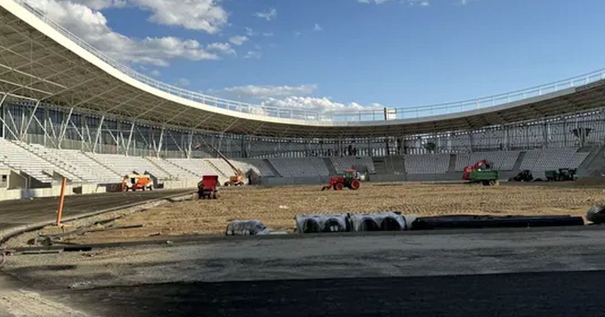 Noul stadion din România prinde contur / Stadiul lucrărilor: au fost montate gradenele, scaunele și acoperișul