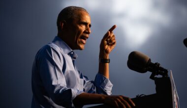 Obama avertizează în privinţa politicilor „haotice” ale lui Trump şi le cere democraţilor să riposteze