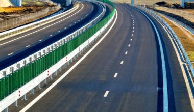 Accidente în lanț pe drumul expres Pitești-Craiova. O autospecială de stingere s-a răsturnat pe carosabil. Pompierii, internați la spital