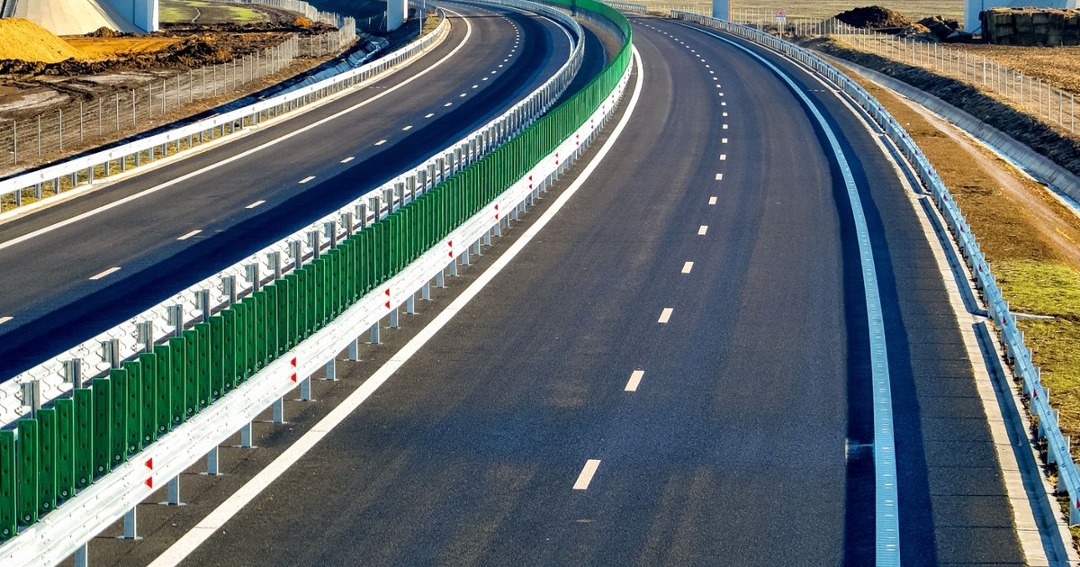 Accidente în lanț pe drumul expres Pitești-Craiova. O autospecială de stingere s-a răsturnat pe carosabil. Pompierii, internați la spital