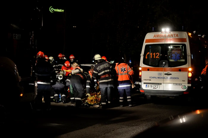 Salvatori care intervin în seara zilei de 30 octombrie 2015. FOTO: Inquam Photos / Octav Ganea