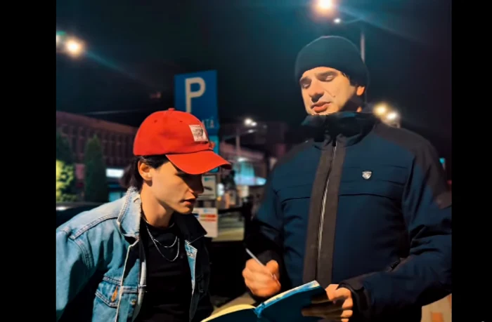  Alex Bogdan și Ștefan Iancu, parodiind aplicarea amenzii. FOTO captură FB Ștefan Iancu