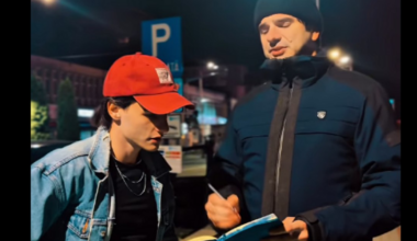 Jandarmul care l-a amendat pe organizatorul marșului Colectiv, parodiat pe Internet: „Păi țipați încontinuu marș. Nu aveți voie marș după ora 23.00, da?”