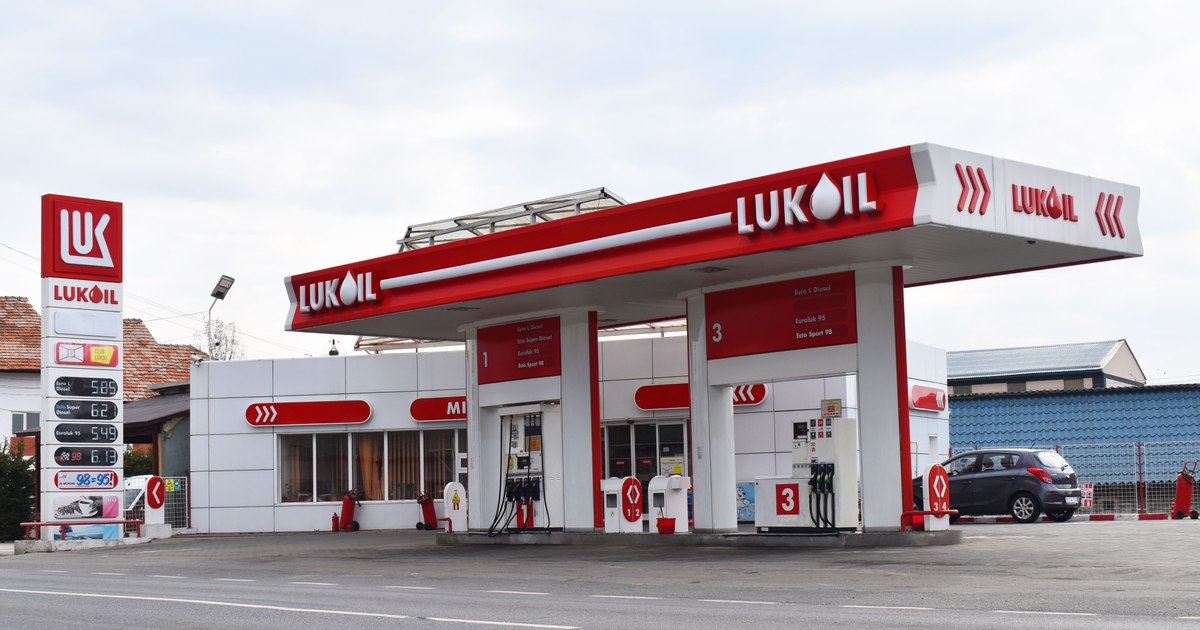 Compania care vrea să cumpere Lukoil dă asigurări că se va „despărți curat” de controlul rusesc
