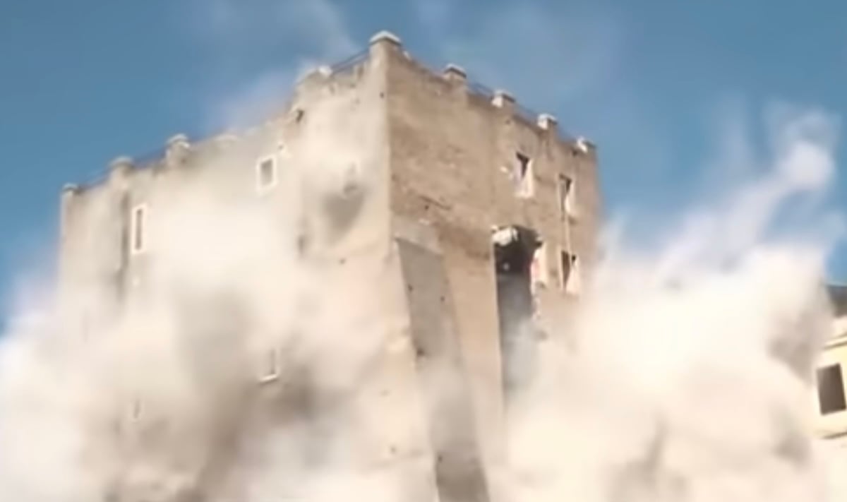 Imagine cu Torre dei Conti în momentul prăbușirii