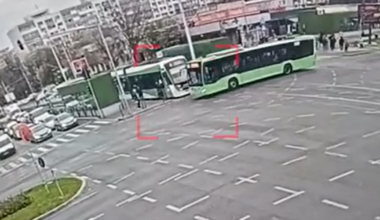 Momentul în care un tramvai intră în plin într-un autobuz, în București. Șofer: „Avea timp să mă vadă”