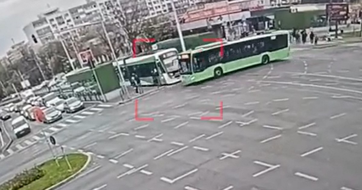 Momentul în care un tramvai intră în plin într-un autobuz, în București. Șofer: „Avea timp să mă vadă”