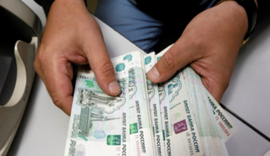 Un angajat rus refuză să returneze aproape 87.000 de dolari transferați din greșeală în contul său. Cazul a ajuns la Curtea Supremă