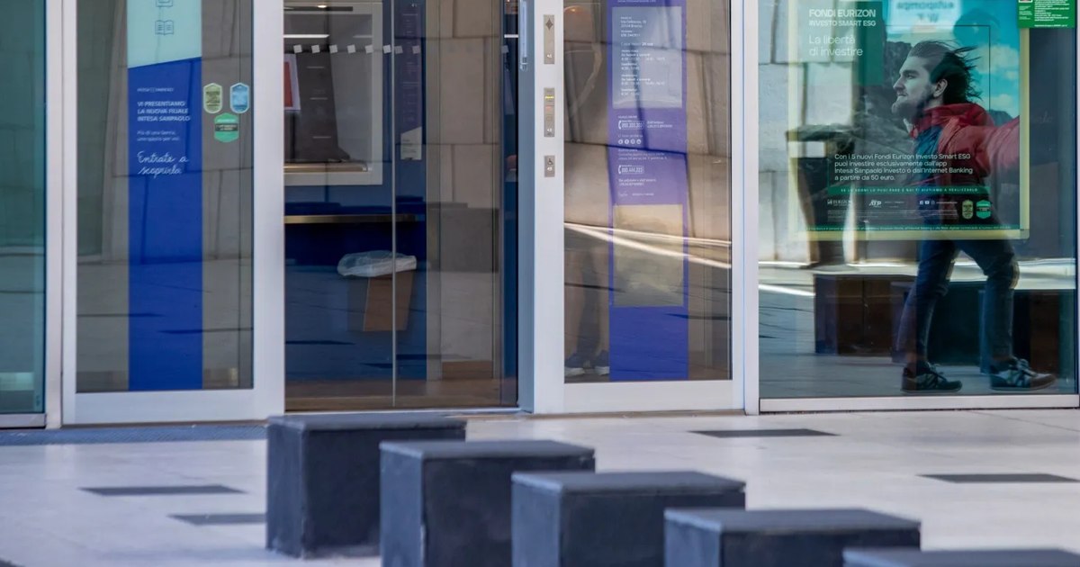 Haos la sucursalele Intesa Sanpaolo Bank: Clienții nu-și pot încasa salariile, iar antreprenorii nu pot face plăți