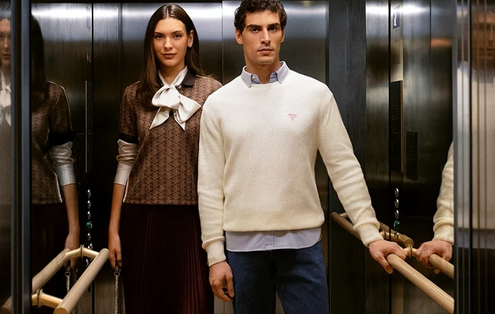 Doi tineri îmbrăcați frumos, într-un lift