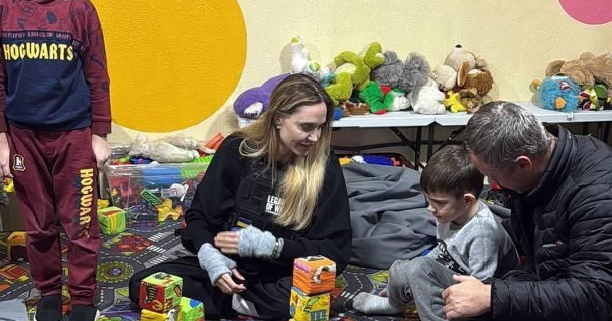 Angelina Jolie, vizită în Ucraina. Șoferul actriței a fost ridicat din trafic și înrolat în armată