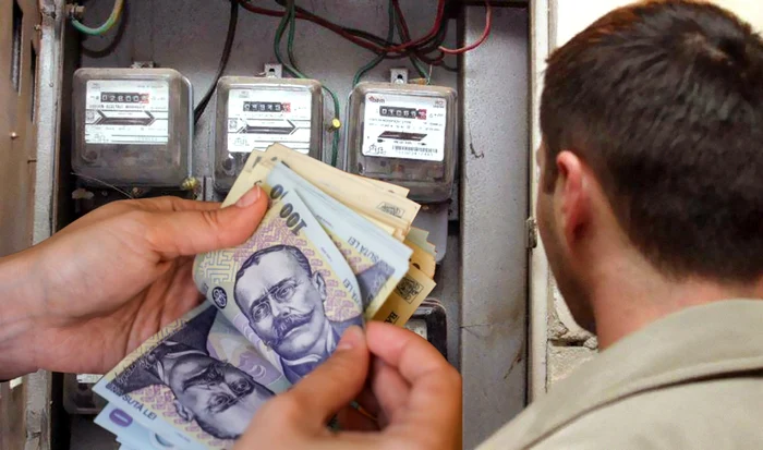 Cineva numără bani lângă un bărbat care citește contorul de energie electrică