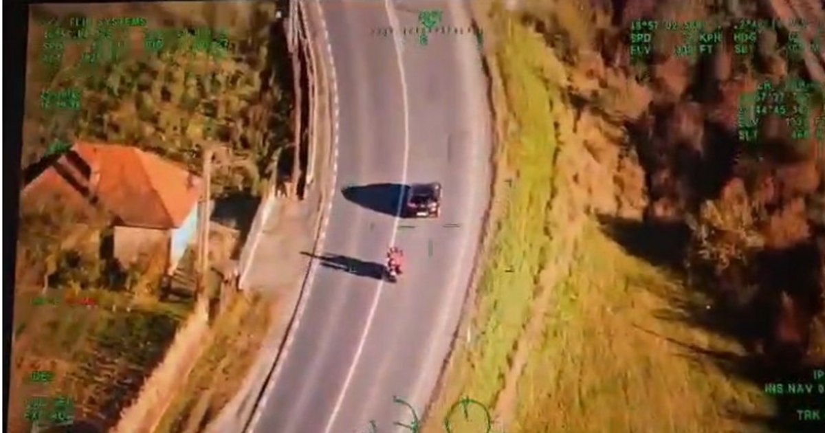 Motociclist filmat din elicopter în timp ce făcea 13 depășiri neregulamentare. Amenda uriașă pe care o are de plătit