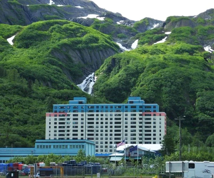 Begich Towers adăpostește toți cei 263 de locuitori ai orașului/ FOTO:X