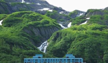 Orașul unde toți locuitorii trăiesc sub același acoperiș