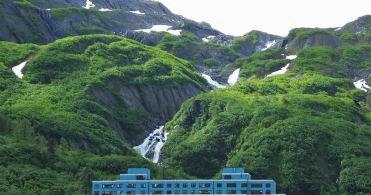 Orașul unde toți locuitorii trăiesc sub același acoperiș