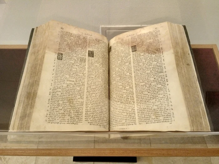 Prima Biblie în limba română cu alfabet chirilic. FOTO: Muzeul Conacul Pană Filipescu