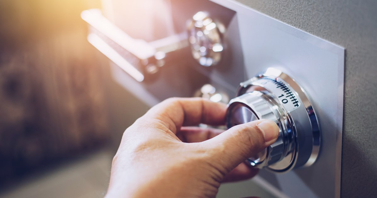 Bărbat în vârstă de 67 de ani, din București, jefuit de ceasuri, lingouri de aur și bijuterii de tânărul cu care întreținea relații sexuale