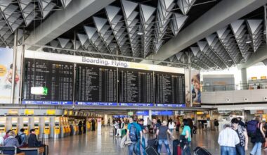 Compania aeriană low-cost care renunță la biletele de hârtie: pasagerii vor trebui să prezinte pe telefon sau tabletă tichetele de îmbarcare