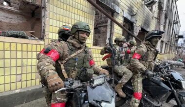 „Infanteria Mad Max” a lui Putin. Coloana rusească din mașini fără uși și geamuri înaintează prin ceață, ca într-un film postapocaliptic