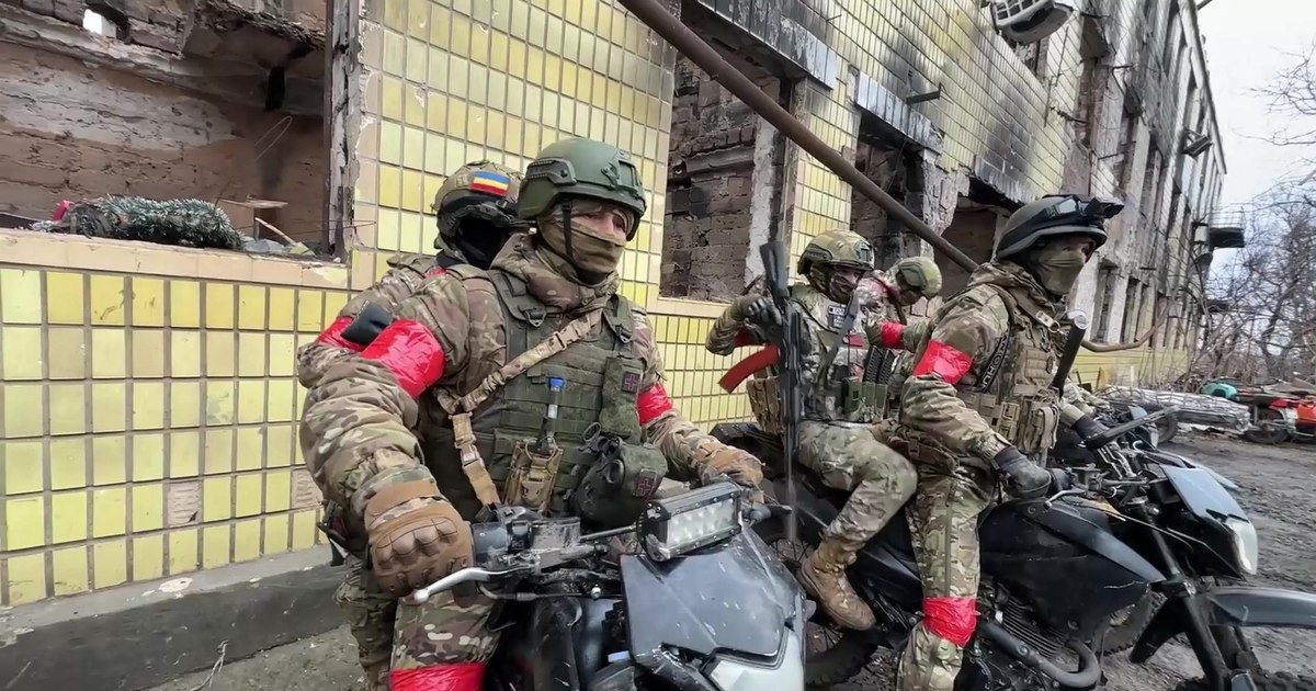 „Infanteria Mad Max” a lui Putin. Coloana rusească din mașini fără uși și geamuri înaintează prin ceață, ca într-un film postapocaliptic