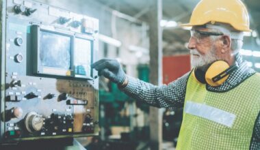 Muncești o viață și iei pensie cât un sfert din salariu. Soluția mutării contribuțiilor în Pilonul 2 analizată de un economist