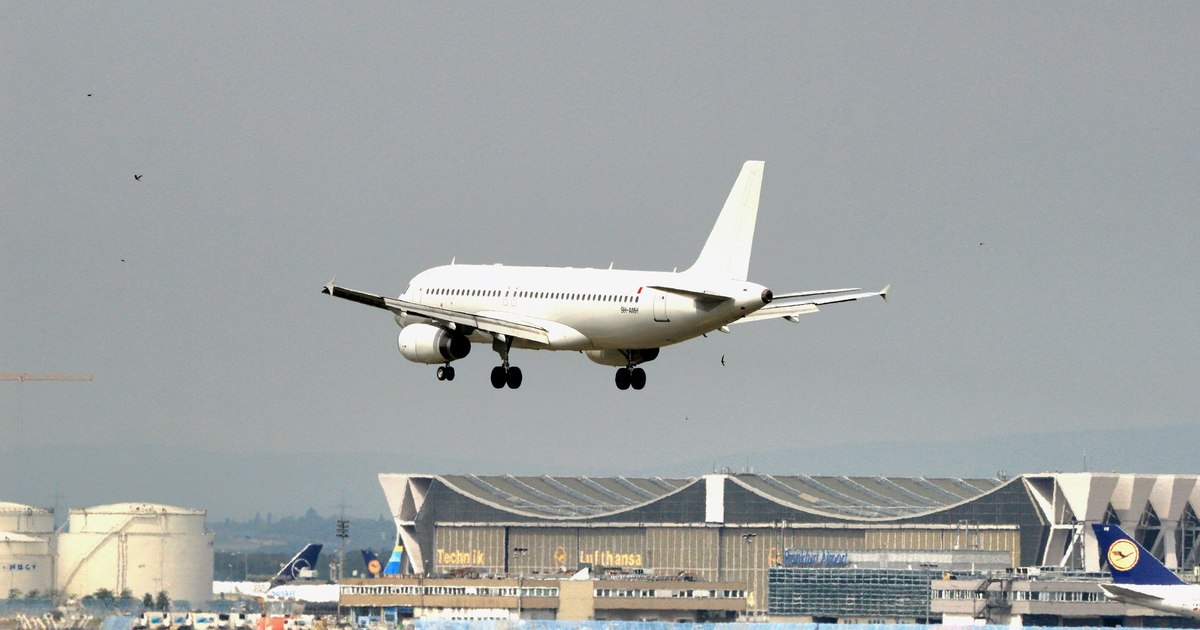 Un pilot fără calificare a zburat luni de zile cu pasageri prin Europa după ce și-a falsificat certificatele