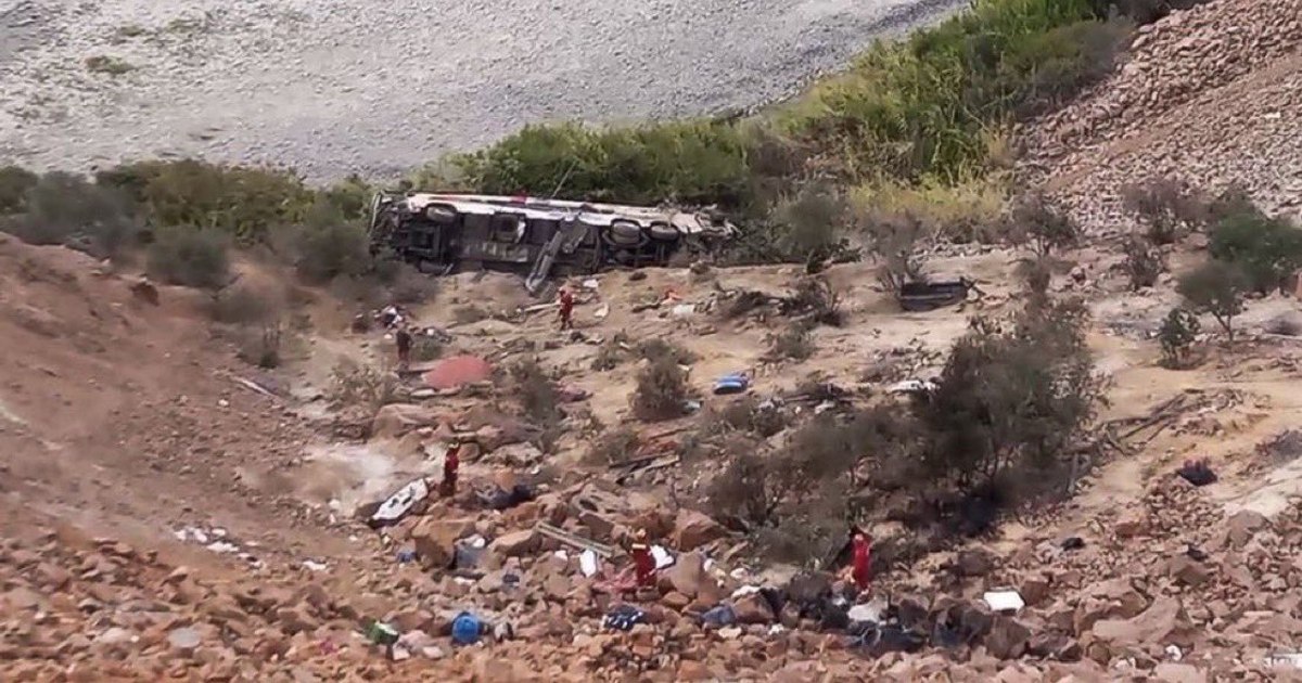 Autobuz căzut într-o râpă adâncă de 200 de metri, în Peru: 37 de pasageri au murit, iar alte zeci de persoane sunt rănite