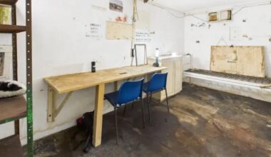 Buncăr nuclear din Războiul Rece, fost post de observație, scos la vânzare pentru 23.000 de euro. Are paturi, un birou mic și o toaletă