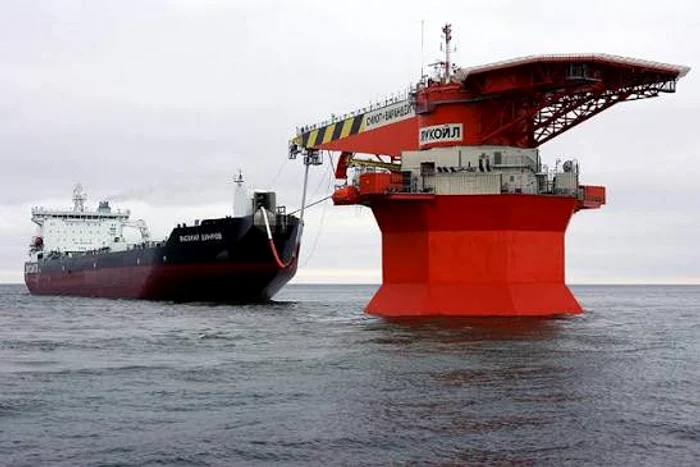 n apele internaționale s-a acumulat un volum record de petrol aflat pe tancuri petroliere/FOTO:X