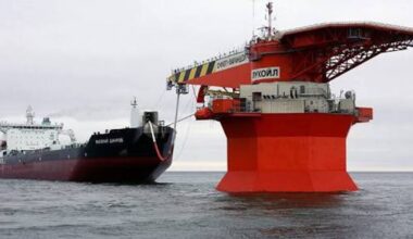 Probleme tot mai mari în industria petrolieră rusă după sancțiunile impuse de SUA: scădere a prețurilor, ezitare din partea Chinei și Indiei. Lukoil riscă să fie preluată de Rosneft