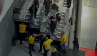 Incidente grave în Liga Florilor: suporterii, bătuți de agenții de pază. Și-au împărțit pumni în sala de handbal. „Au rupt balustrada”