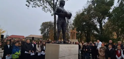 Statuia în memoria lui Helmut Duckadam. Foto: Captură Facebook/Știrea Noastră
