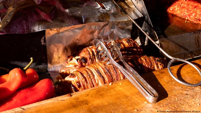 Familia ar fi consumat kokoretsi, un preparat la grătar din intestine de miel FOTO: X/Dmitry Naumov 