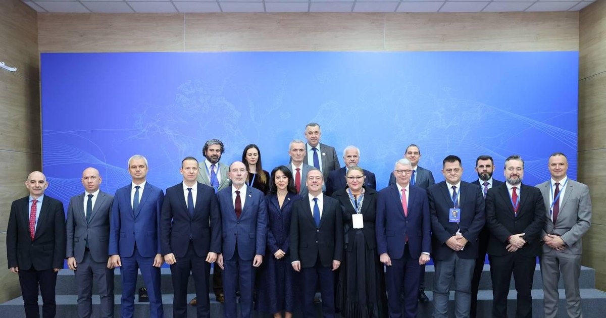 Diana Șoșoacă, întâlnire la Soci cu Dmitri Medvedev. Fostul lider rus i-a lăudat discursul