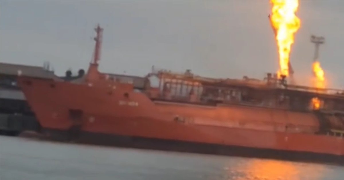 Atac lângă granița României: O navă cu 4.000 de tone GPL este în flăcări după un bombardament rusesc. O localitate din Tulcea a fost evacuată