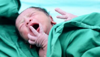 Un bebeluș de trei luni și sora lui, de nici doi ani, violați de părinți, în Galați. Cei doi au filmat abuzurile și le-au postat pe TikTok