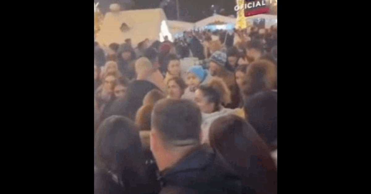 Scene șocante la Târgul de Crăciun din Craiova. Două femei s-au luat la bătaie în mijlocul mulțimii: „Deja se simte spiritul sărbătorilor!”