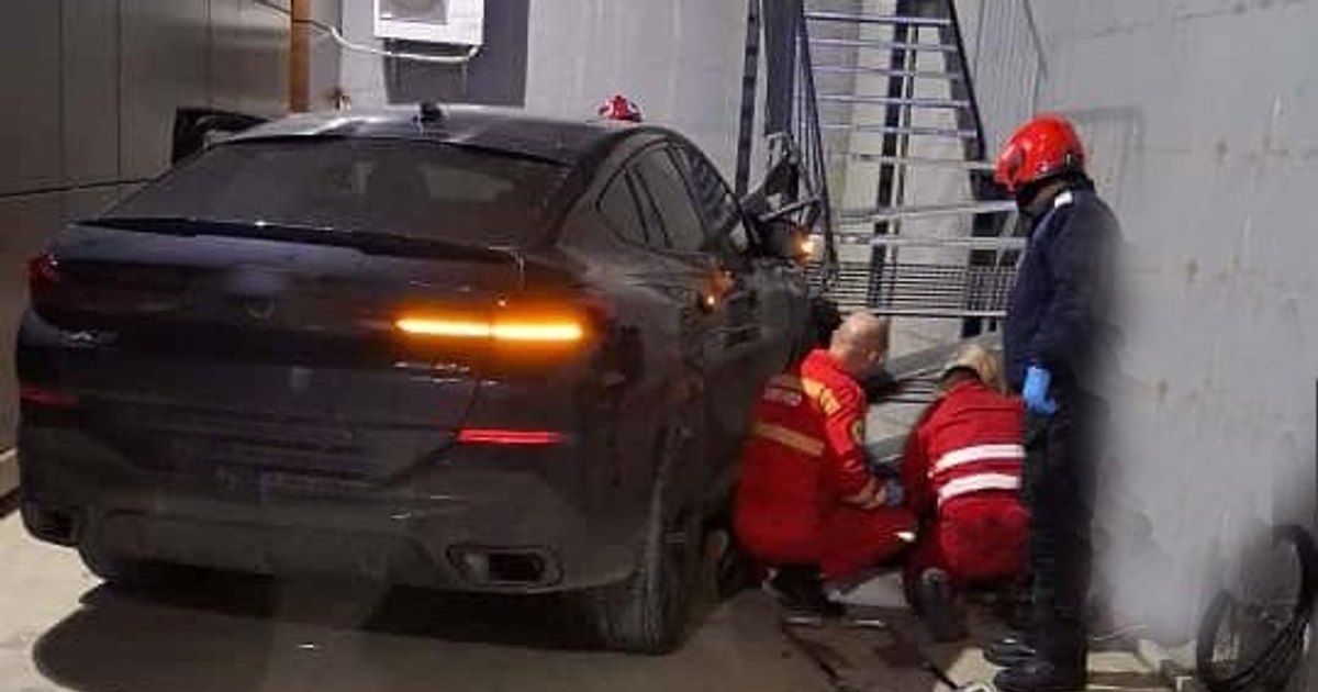 O judecătoare pensionară de 51 de ani a ucis un tânăr în scaun cu rotile, în parcarea unui centru medical. Se pare că a încurcat comenzile bolidului de lux